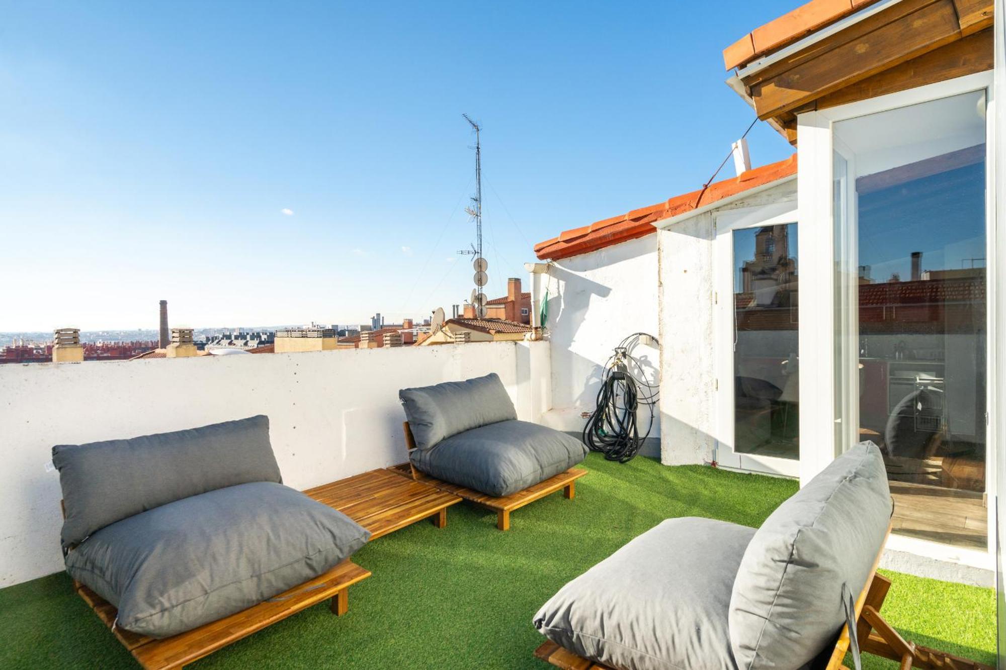 Atico Con Terraza En Lavapies Alquiler Temporal Apartment Madrid Ngoại thất bức ảnh