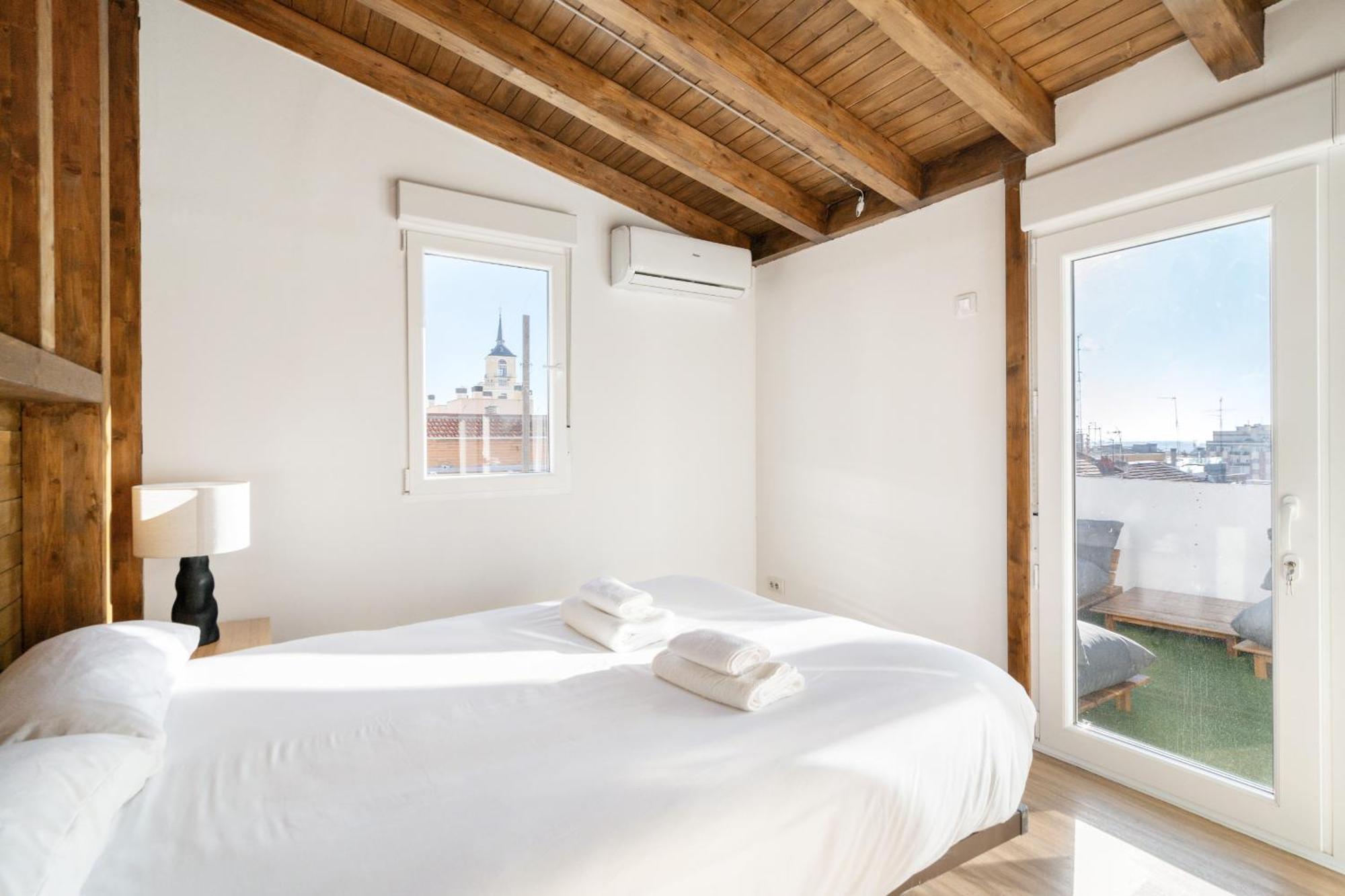 Atico Con Terraza En Lavapies Alquiler Temporal Apartment Madrid Ngoại thất bức ảnh