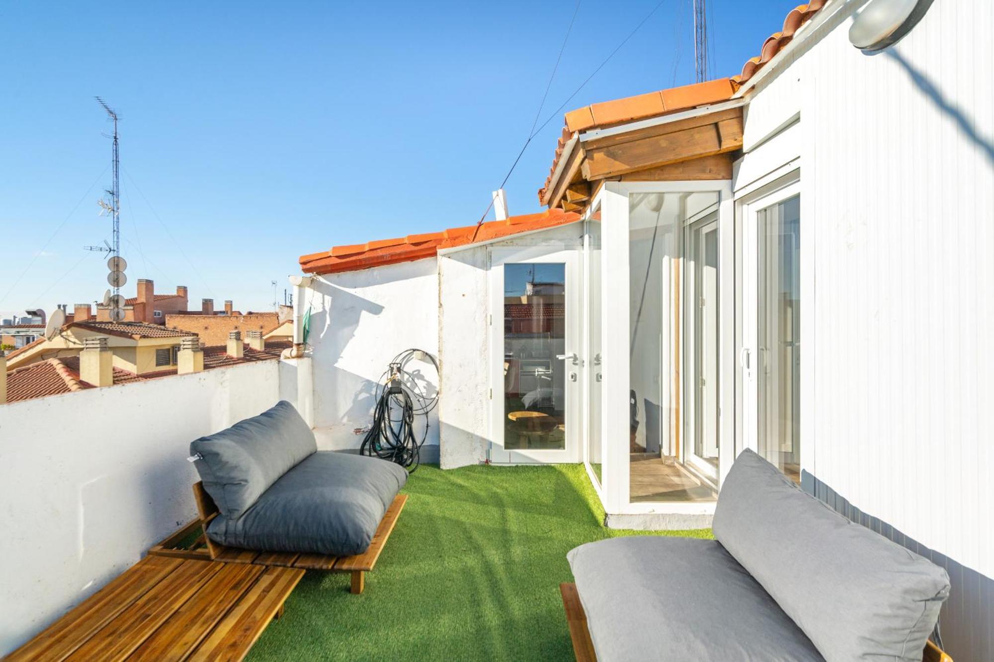 Atico Con Terraza En Lavapies Alquiler Temporal Apartment Madrid Ngoại thất bức ảnh