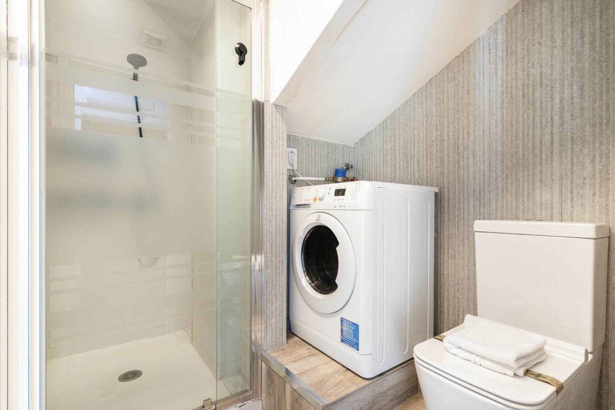 Atico Con Terraza En Lavapies Alquiler Temporal Apartment Madrid Ngoại thất bức ảnh