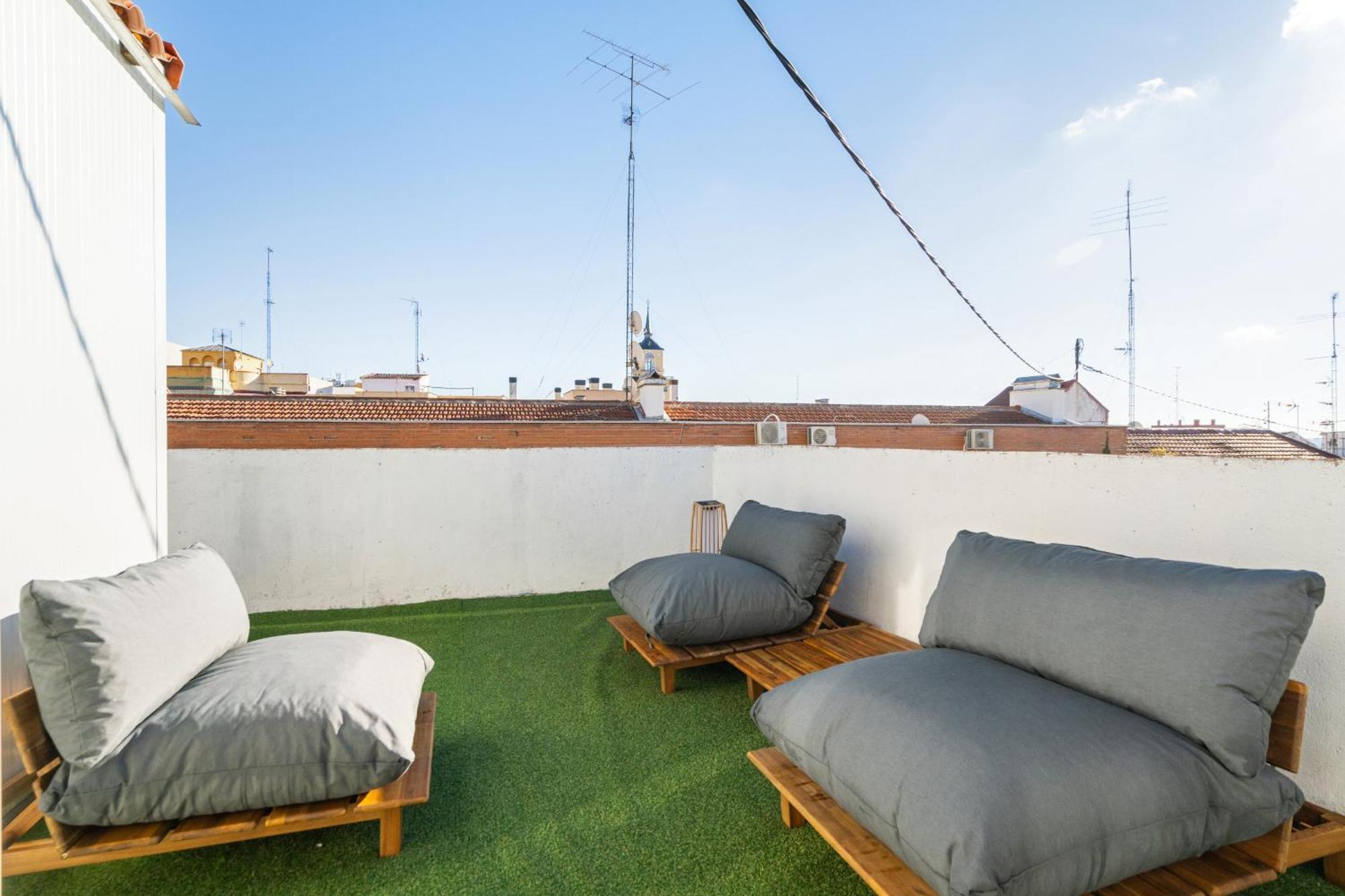 Atico Con Terraza En Lavapies Alquiler Temporal Apartment Madrid Ngoại thất bức ảnh
