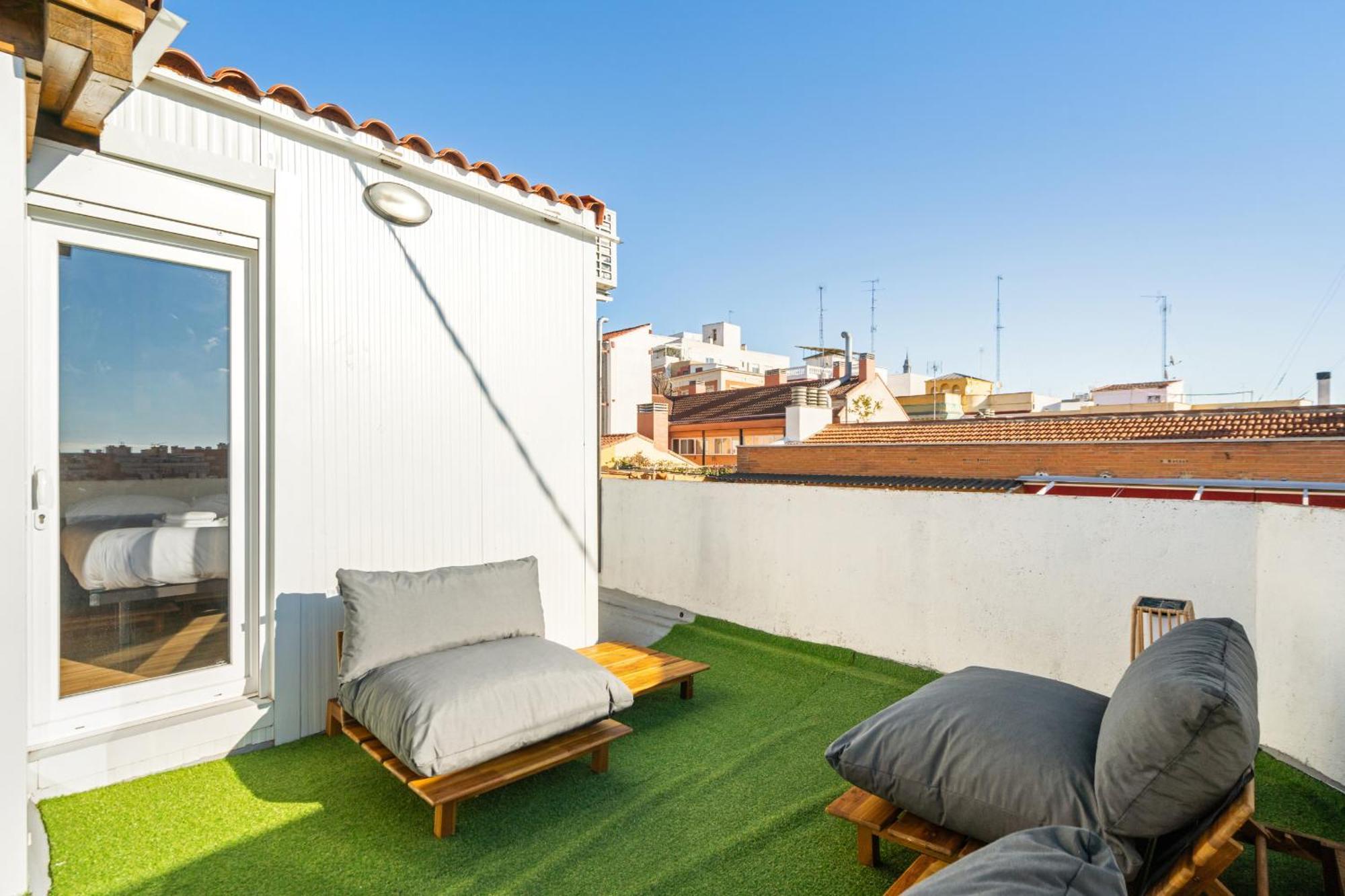 Atico Con Terraza En Lavapies Alquiler Temporal Apartment Madrid Ngoại thất bức ảnh